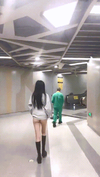 [三次元视频] 骚婊女神被主人绑在天桥上 路边忍不住啪啪，外人眼中的女神私下就是一只欠操的骚母狗～  [百度网盘]-3.jpg