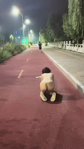 [三次元视频]喜欢人前露出的人妻，刺激与好玩成正比，SPA馆扭屁股真风骚～[UC下载不限速]-2.gif