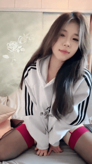 顶级童颜巨乳校花水煮鱼啪啪~口爆~喷水[1V/3.37]-1.gif
