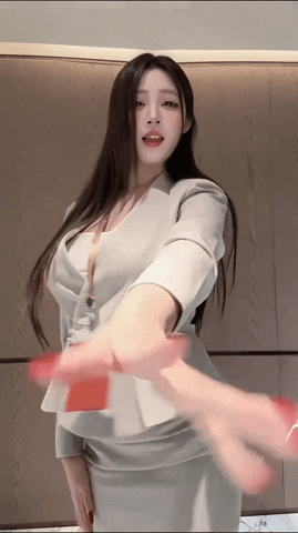抖音两百万粉丝网红[鹅鹅]万元定制，无数人心中的女神，超绝BBW身材极品反差婊，大尺度自慰-1.gif